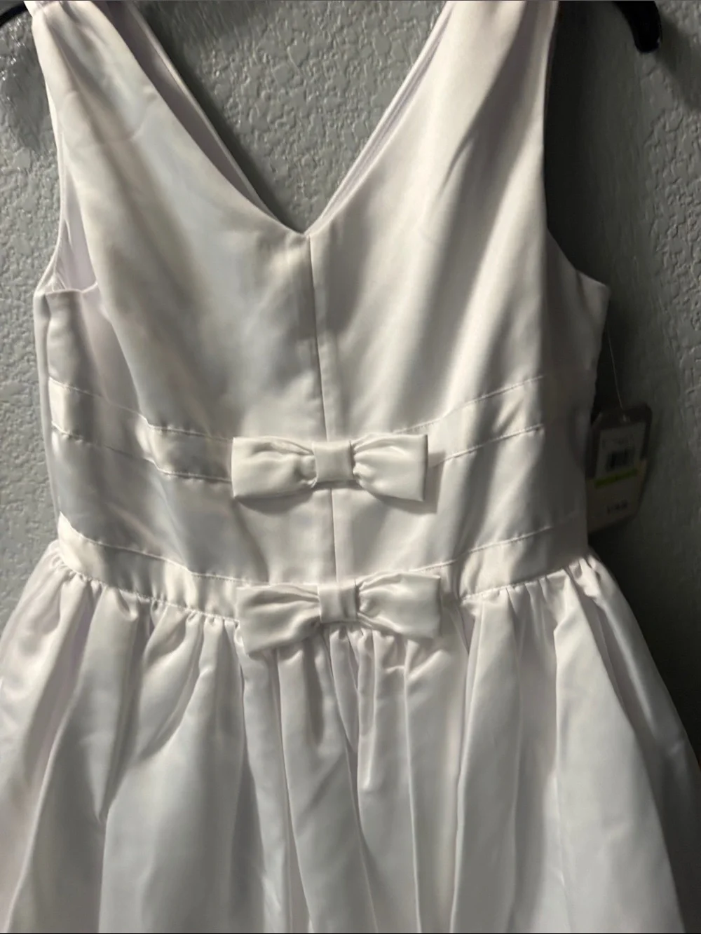Girls White Satin Bow-Accent Dress tiene mancha en la parte de abajo